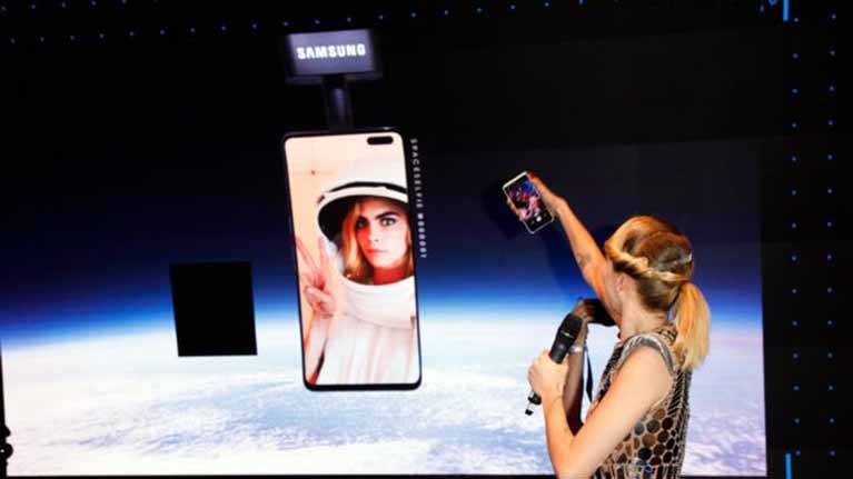 Samsung to Showcase Selfie Type