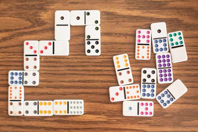 how to play dominoes